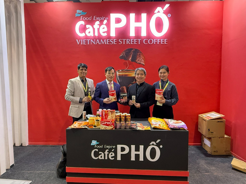 Tham tán Thương mại đang trao đổi cùng với đại diện Công ty TNHH FES.