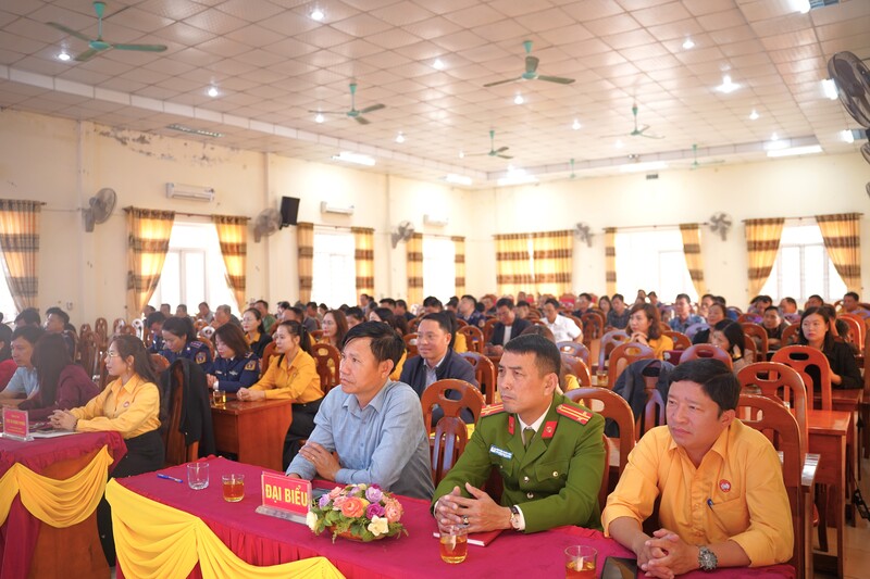 Tham dự chương trình có đồng chí Thượng tá Phan Thanh Hải - Chính trị viên Đoàn đặc nhiệm phòng chống tội phạm ma túy số 2; lãnh đạo phường Cửa Lò (tỉnh Nghệ An) cùng bà con nhân dân, giáo dân, ngư dân trong phường.
