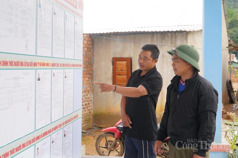 Anh Avô Hoài và trưởng thôn Atêếp Bríu Tứ thảo luận về những đại biểu mình sẽ bầu chọn trong ngày bầu cử sắp đến