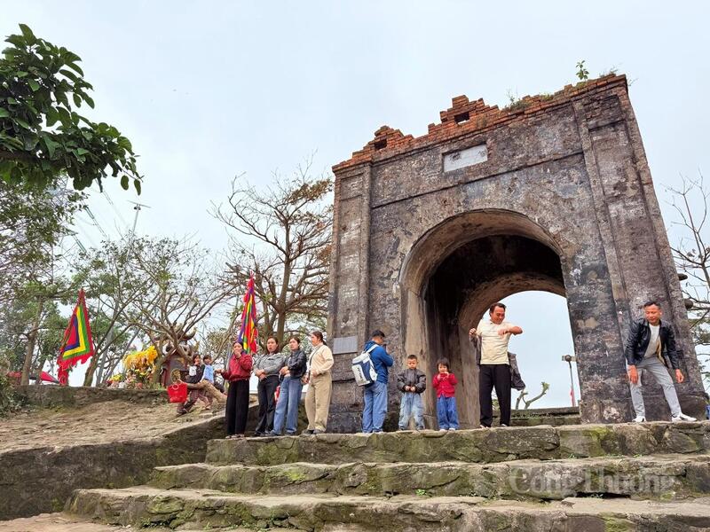 Du khách vãn cảnh Hoành Sơn Quan những ngày đầu xuân Bính Ngọ.