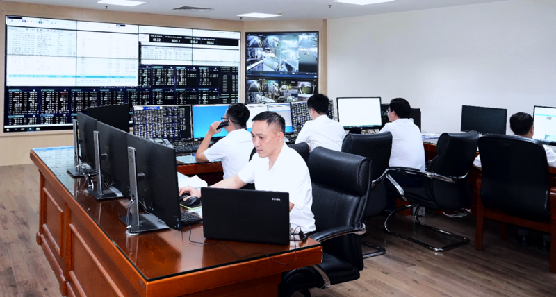 Nhân viên Trung tâm Điều khiển xa Công ty Điện lực Thanh Hóa trong ca trực bảo đảm hệ thống điện vận hành an toàn, tin cậy ở điều kiện bình thường cũng như khi có thể xảy ra các tình huống sự cố. Ảnh: Hùng Mạnh