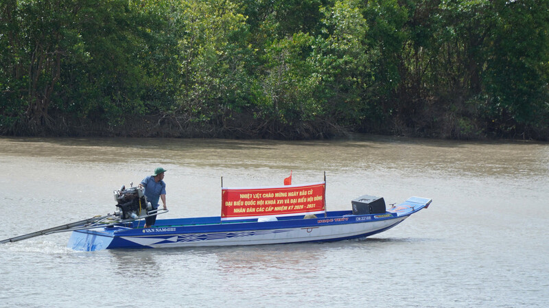 Nhiều địa phương ở Cà Mau đã sử dụng ghe, thuyền gắn loa, đi khắp các tuyến kênh, rạch để tuyên truyền, vận động cử tri. Ảnh: Tân Lộc