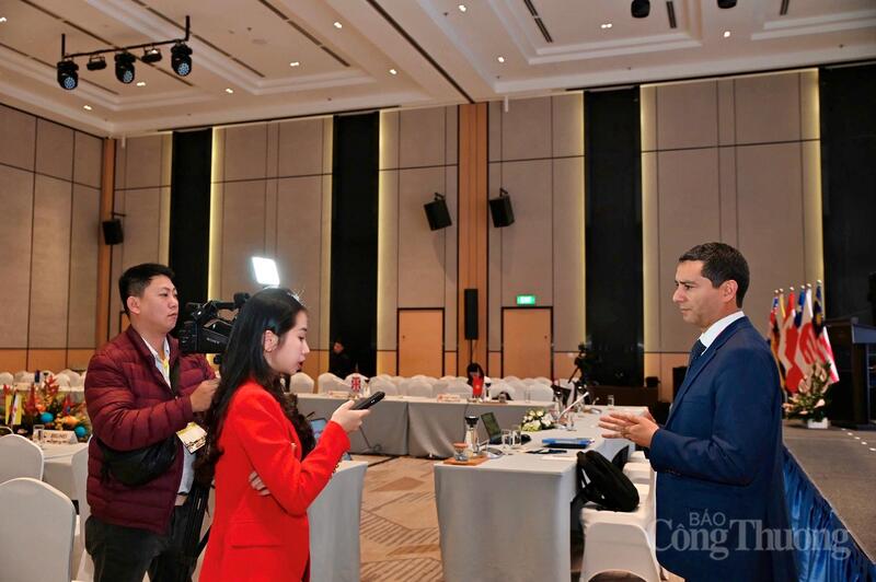 Ông Jose Manuel Campos trao đổi với phóng viên Báo Công Thương tại Phiên họp Quan chức cấp cao CPTPP lần thứ nhất (SOM1) năm 2026. Ảnh: Nam Nguyễn