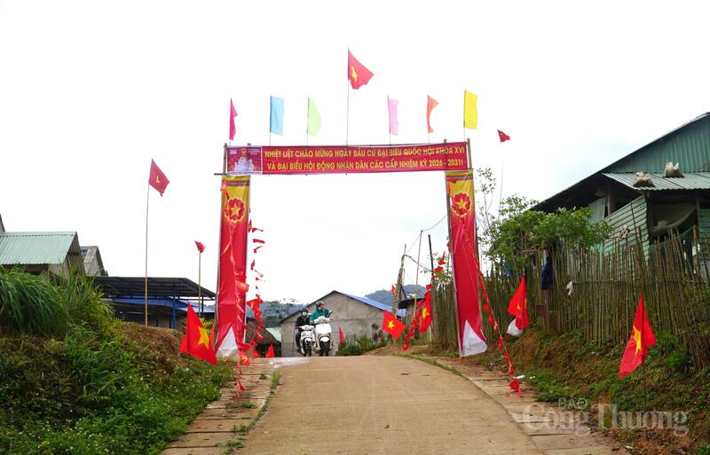 Đường vào thôn A Tếếp rực rỡ cờ hoa. Người dân thôn A Têếp kỳ vọng, tin tưởng gửi gắm lá phiếu trong ngày bầu cử 15/3 sắp tới.