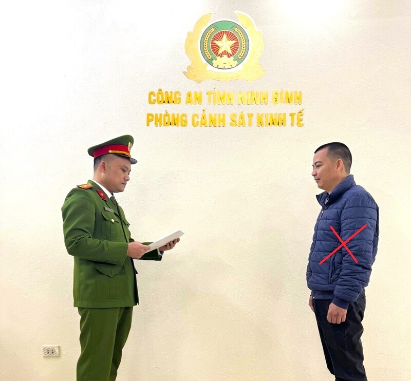 Phòng Cảnh sát kinh tế tống đạt Quyết định khởi tố bị can đối với Trần Văn Khánh (dấu X). Ảnh: Công an Ninh Bình