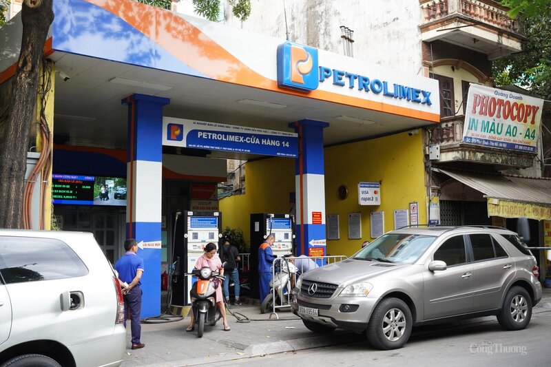 Giá xăng dầu giảm sâu trong ngày 11/3 (Ảnh: Cấn Dũng)