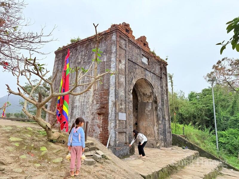 Giữa mây núi Hoành Sơn, cổng thành cổ vẫn lặng lẽ đứng đó, chứng kiến bao biến thiên của thời gian.