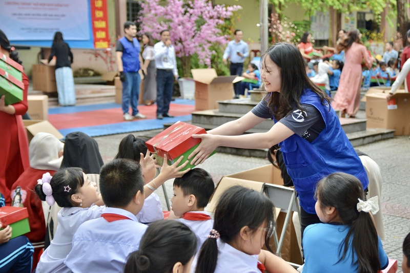 Trao các phần quà đến các em học sinh phường Liên Chiểu. Ảnh: Ngọc Thảo