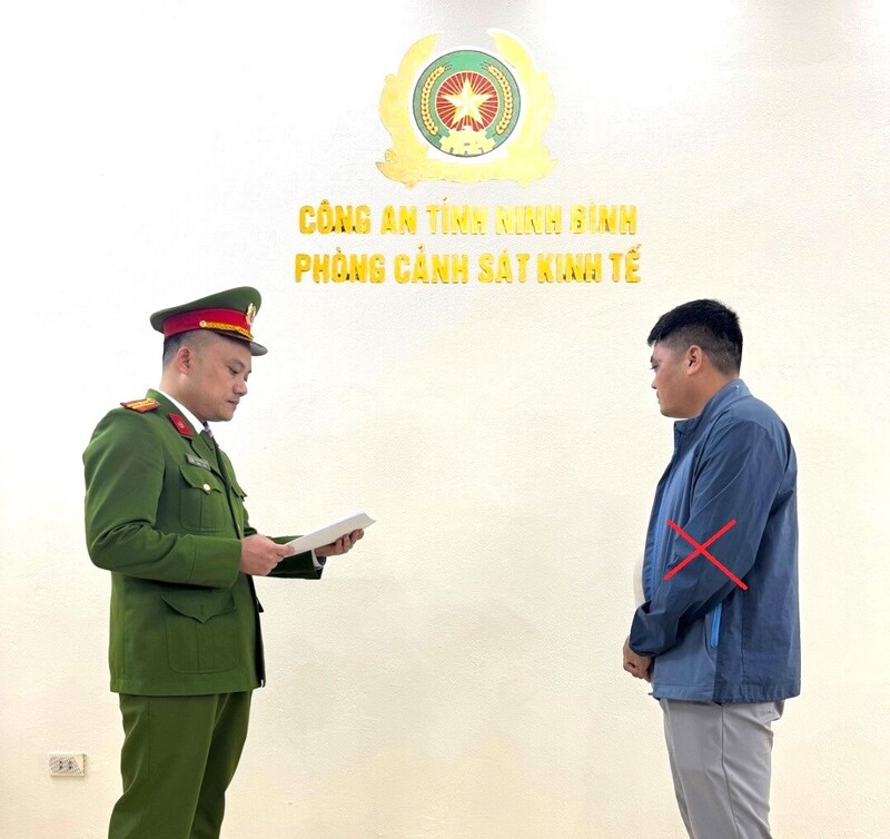 Phòng Cảnh sát kinh tế tống đạt Quyết định khởi tố bị can đối với Trần Văn Đoàn (dấu X). Ảnh: Công an Ninh Bình