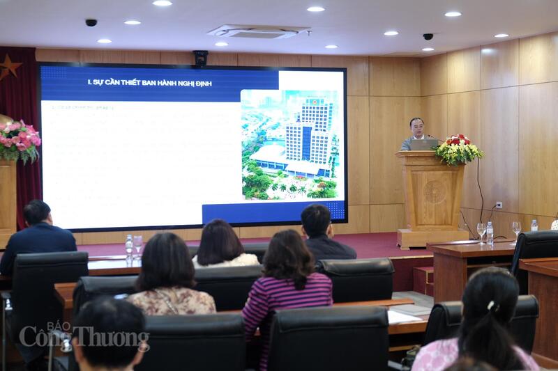 Ông Nguyễn Văn Bình, chuyên viên cao cấp, Vụ Công chức, viên chức, Bộ Nội vụ trình bày nội dung tập huấn.