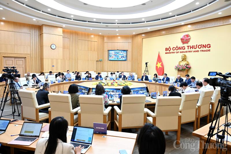 Hội nghị được tổ chức theo hình thức trực tiếp và trực tuyến. Ảnh: Cấn Dũng