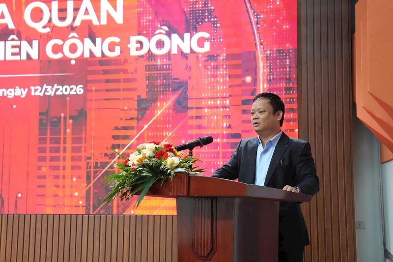 Giám đốc Cơ quan Báo và Phát thanh, Truyền hình Hà Nội Vũ Minh Tuấn phát biểu giao nhiệm vụ cho các phóng viên theo dõi địa bàn 126 xã, phường. Ảnh: Hồng Thái