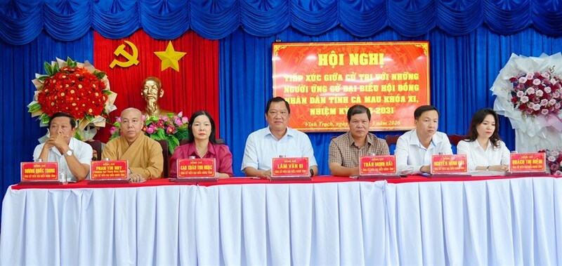 Những người ứng cử đại biểu HĐND tỉnh nhiệm kỳ 2026 - 2031 thuộc đơn vị bầu cử số 18 tại buổi tiếp xúc cử tri phường Vĩnh Trạch. Ảnh: Kiều Ngân