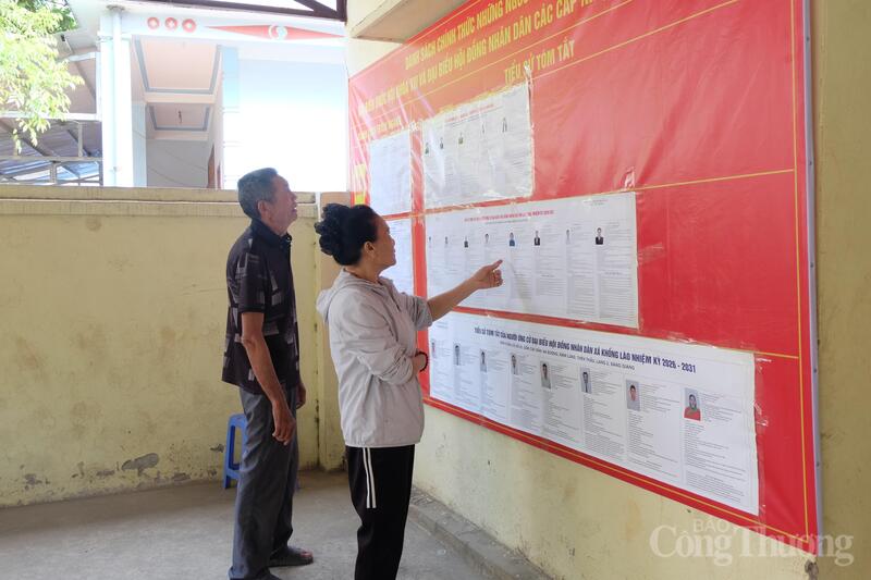 Tại bản Lang 2, xã Khổng Lào, người dân đang tích cực tìm hiểu thông tin về cuộc bầu cử.