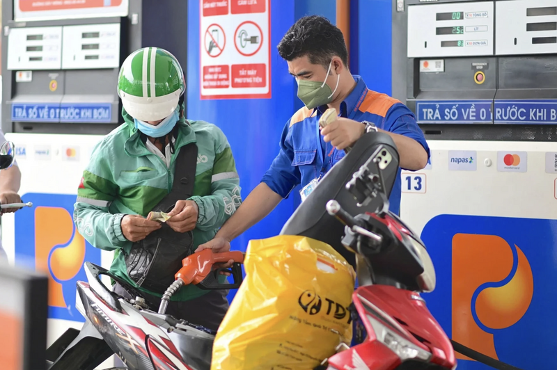 Từ 22h ngày 12/3/2026, giá xăng E5RON92 giảm 447 đồng/lít, giá xăng RON95-III tăng 335 đồng/lít.