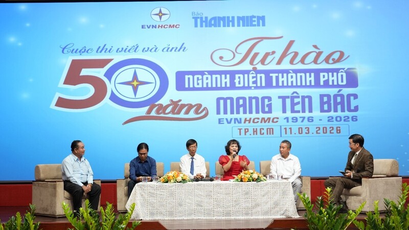 Các khách mời tham gia trong chương trình giao lưu tại buỗi lễ phát động. Ảnh: EVNHCMC.