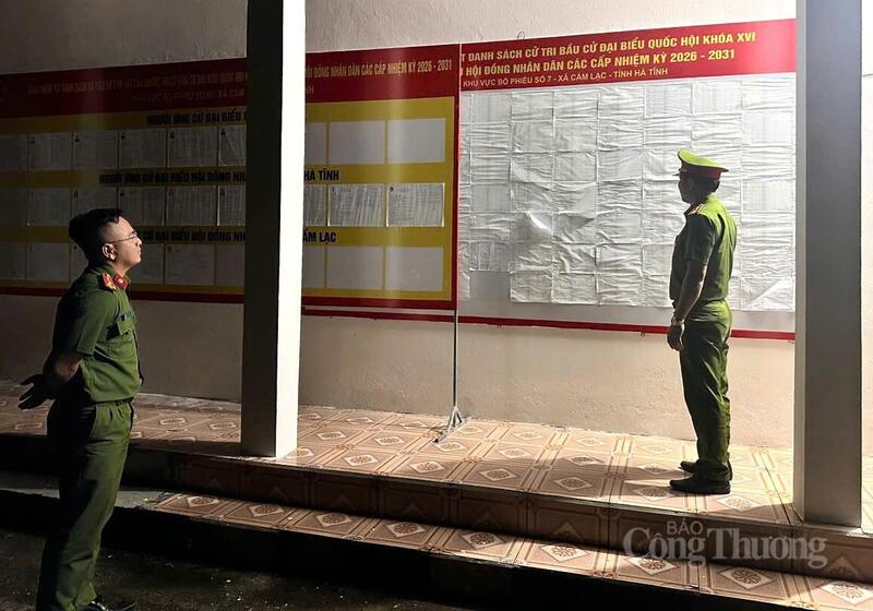 Lực lượng Công an xã Cẩm Lạc tăng cường tuần tra, đảm bảo an ninh trật tự, hướng tới ngày bầu cử 15/3. Ảnh: Phúc Sơn