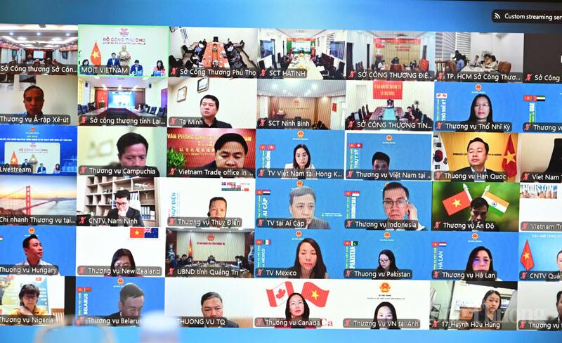 Đại diện các thương vụ, địa phương tham gia hội nghị trực tuyến. Ảnh: Cấn Dũng