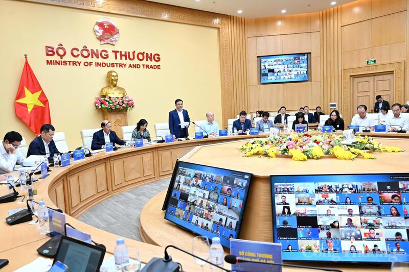 Hội nghị giao ban xúc tiến thương mại với hệ thống thương vụ Việt Nam ở nước ngoài quý I năm 2026 có sự điều hành của Quyền Bộ trưởng Bộ Công Thương Lê Mạnh Hùng. Ảnh: Cấn Dũng