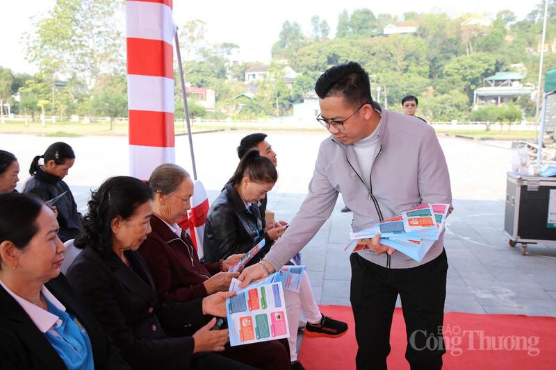 Tỉnh Quảng Ninh tuyên truyền vận động bà con tiểu thương bảo vệ môi trường trong kinh doanh lành mạnh, bảo vệ quyền lợi người tiêu dùng.