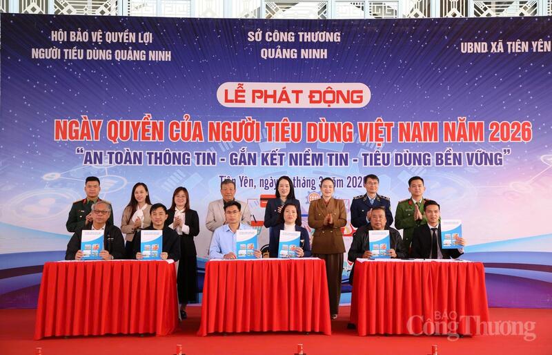 Lãnh đạo Sở Công Thương tỉnh Quảng Ninh và các đơn vị ký kết trong lễ phát động hưởng ứng Ngày Quyền của người tiêu dùng Việt Nam năm 2026.