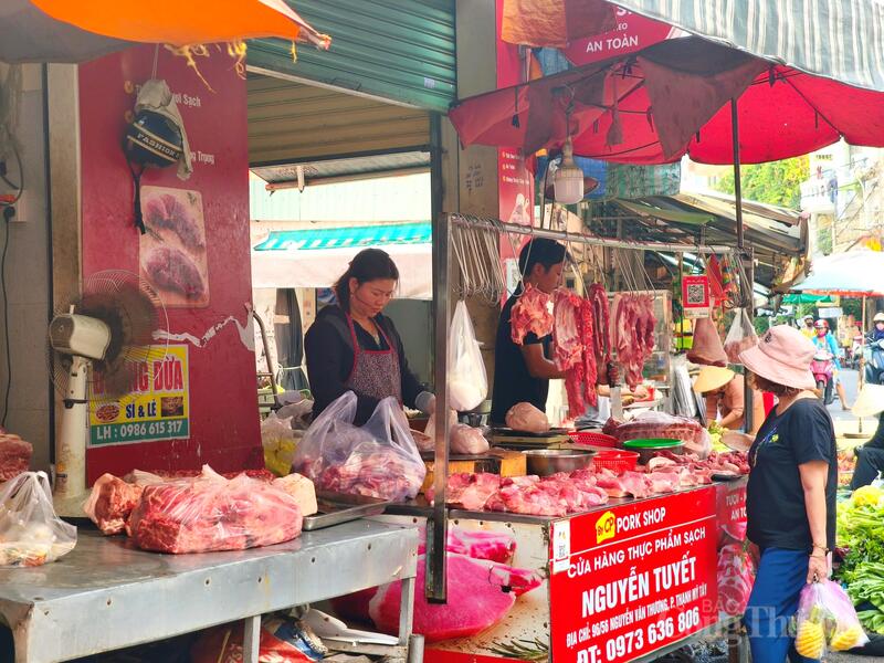 Giá thực phẩm tại các chợ dân sinh trên địa bàn TP. Hồ Chí Minh nhích nhẹ. Ảnh: Thừa Ngọc