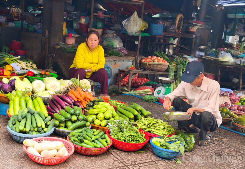 Người dân thắt chặt chi tiêu trước biến động giá trên thị trường. Ảnh: Thừa Ngọc