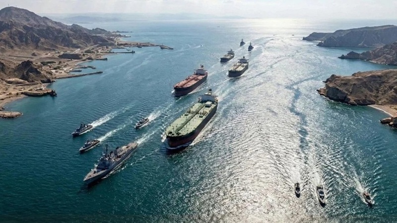 Các tàu qua eo biển Hormuz.