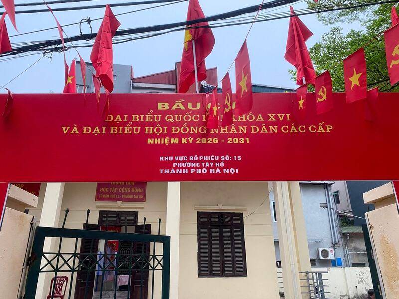 Các khu vực bỏ phiếu tại phường Tây Hồ được trang hoàng rực rỡ. Ảnh: Hà Phương