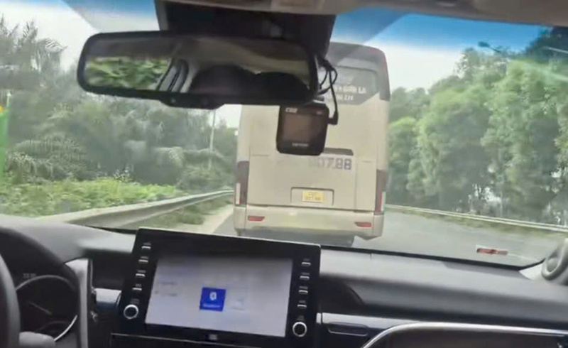 Hình ảnh xe khách mang biển kiểm soát 26F-007.88 không nhường đường cho đoàn xe ưu tiên. Ảnh: Công an Hà Nội