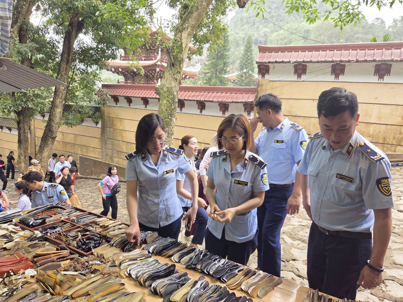 Lực lượng Quản lý thị trường kiểm tra hàng hóa tại lễ hội chùa Hương.