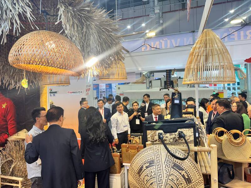 Doanh nghiệp đồ gỗ và thủ công mỹ nghệ Tây Ninh tham gia quảng bá sản phẩm và mở rộng thị trường xuất khẩu tại các sự kiện kết nối giao thương. Ảnh: Sở Công Thương tỉnh Tây Ninh