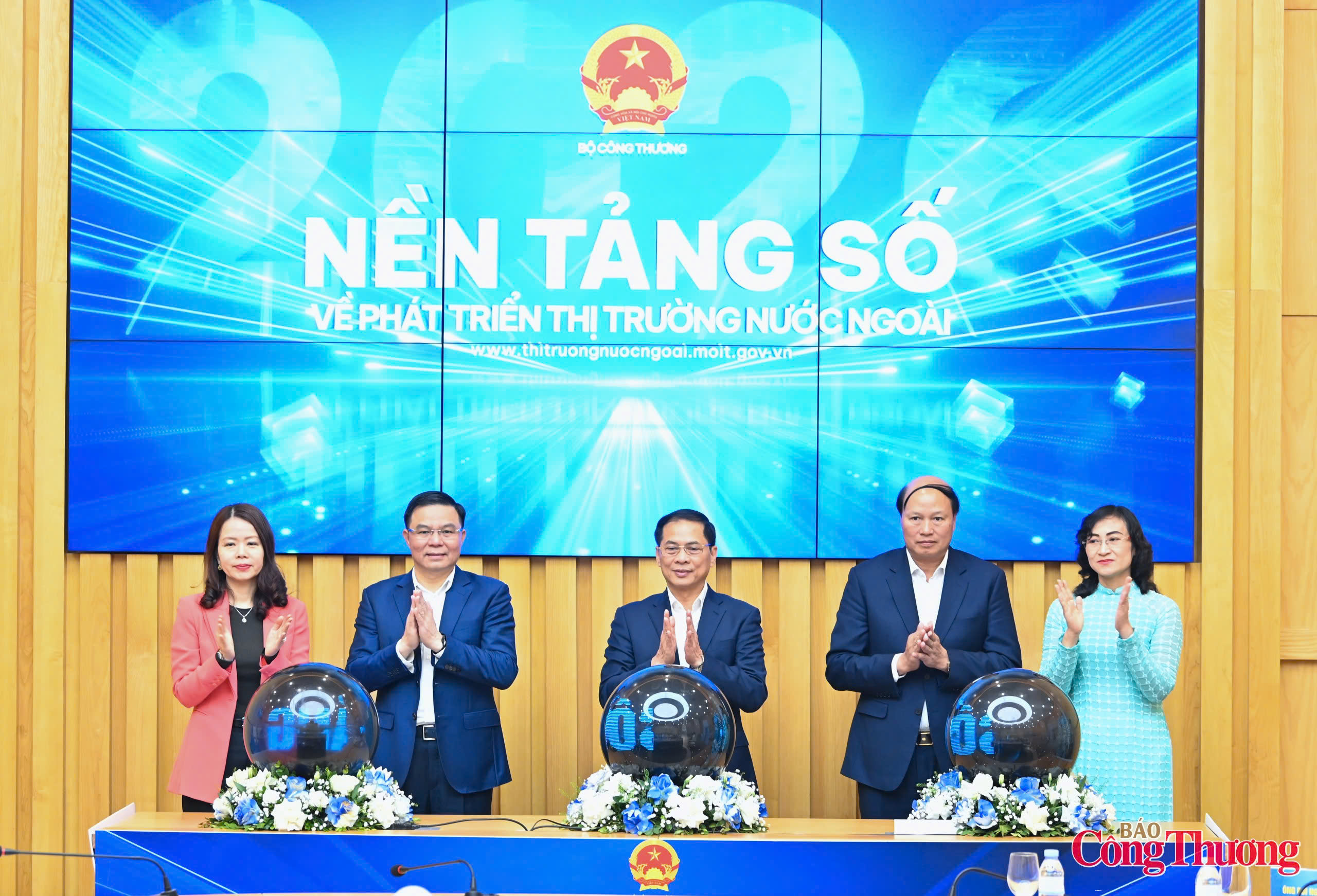 Phó Thủ tướng Chính phủ Bùi Thanh Sơn, Quyền Bộ trưởng Bộ Công Thương Lê Mạnh Hùng, Thứ trưởng Bộ Công Thương Phan Thị Thắng, Thứ trưởng Bộ Ngoại giao Nguyễn Minh Hằng và Phó Chủ tịch UBND tỉnh Cao Bằng Hoàng Văn Thạch thực hiện nghi thức khai trương Nền tảng số về phát triển thị trường nước ngoài.