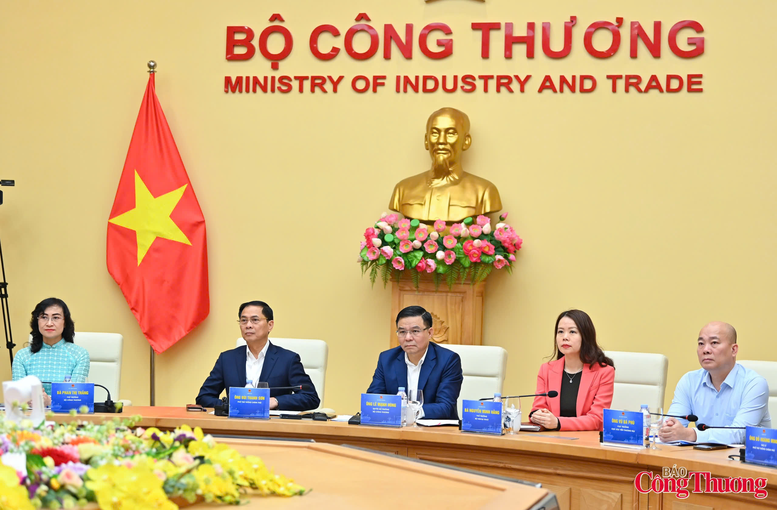 Lãnh đạo Chính phủ, lãnh đạo Bộ Công Thương, lãnh đạo Bộ Ngoại giao tại sự kiện khai trương Nền tảng số về phát triển thị trường nước ngoài.