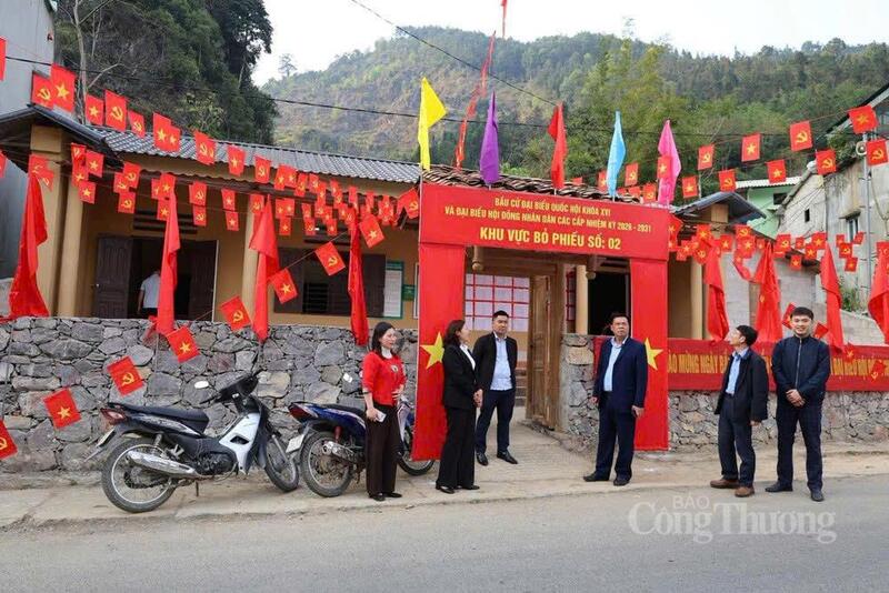 Điểm bầu cử tại xã Đồng Văn, Tuyên Quang.