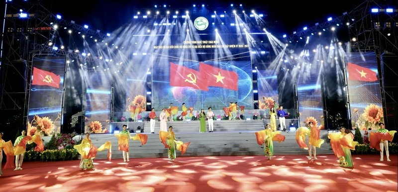 Không khí phấn khởi hướng về cuộc bầu cử đại biểu Quốc hội khóa XVI - Ảnh: Phạm Trung.