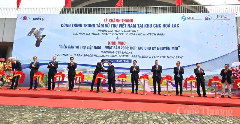 Thủ tướng Phạm Minh Chính cùng Đại sứ đặc mệnh toàn quyền Nhật Bản tại Việt Nam và các đại biểu thực hiện nghi lễ cắt băng khánh thành công trình Trung tâm Vũ trụ Việt Nam. Ảnh: Thu Hường