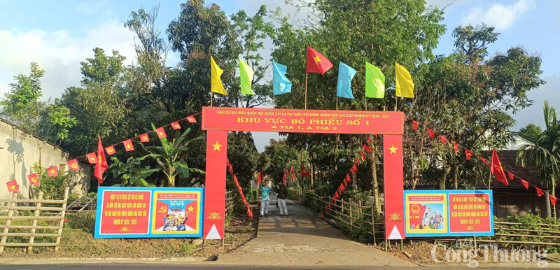 Các điểm bầu cử được trang hoàng trang trọng, rực rỡ