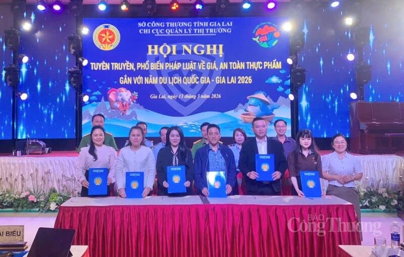 Các doanh nghiệp hoạt động sản xuất, kinh doanh phục vụ du lịch trên địa bàn tỉnh ký bản cam kết chấp hành pháp luật về giá, an toàn thực phẩm.