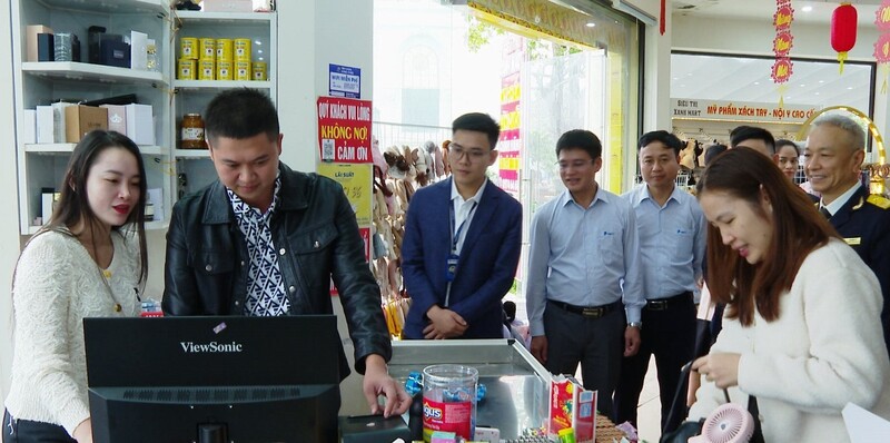 Cán bộ Thuế tỉnh Nghệ An hướng dẫn hộ kinh doanh kê khai thuế.