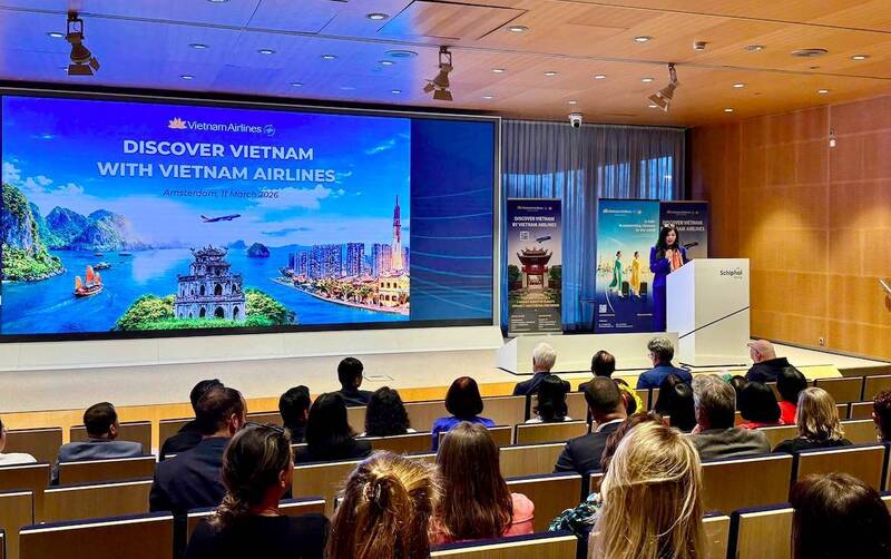 Bà Phạm Thị Nguyệt, Trưởng ban Tiếp thị bán sản phẩm Vietnam Airlines chia sẻ tại sự kiện