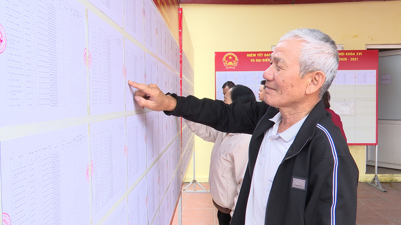 Cử tri phường Phù Liễn đọc thông tin về các ứng cử viên đại biểu Quốc hội và đại biểu HĐND các cấp. Ảnh: Quỳnh An