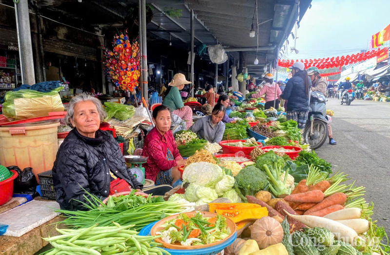 Rau, củ, quả được bán tại các chợ ở thành phố Huế phong phú, giá không cao so với ngày thường