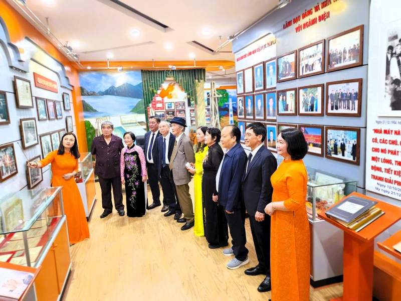 Các thế hệ cán bộ, lãnh đạo Công ty Điện lực Sơn La thăm Phòng truyền thống của công ty