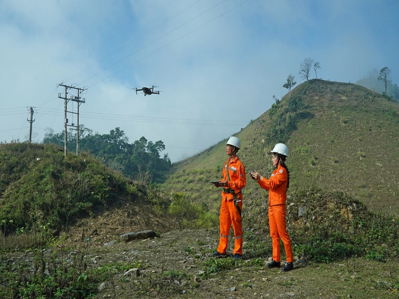 Công ty Điện lực Sơn La kiểm tra hệ thống lưới điện bằng thiết bị flycam