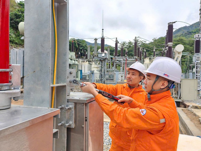 Kiểm tra thiết bị nghiệm thu công trình đưa vào sử dụng tại trạm biến áp 110kV Sông Mã