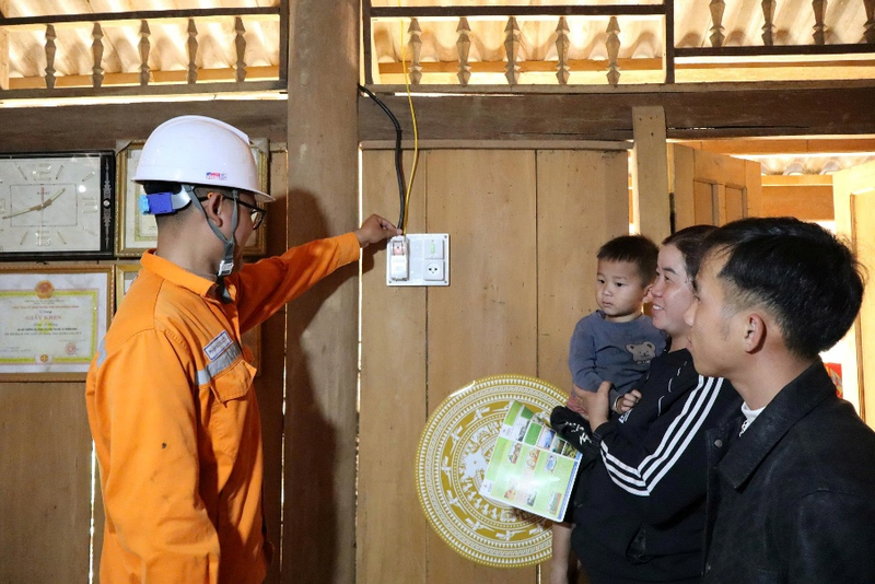 Đóng điện cho các hộ dân bản Pha Đin (vùng lõm sóng), xã Chiềng Mai trước thềm xuân mới Bính Ngọ năm 2026