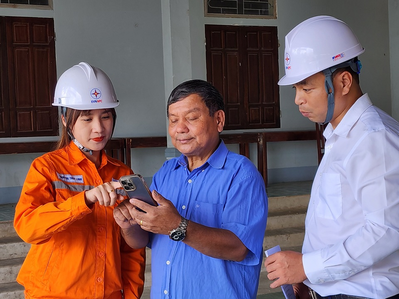 Công ty Điện lực Sơn La tuyên truyền hướng dẫn khách hàng sử dụng app chăm sóc khách hàng và thanh toán không dùng tiền mặt