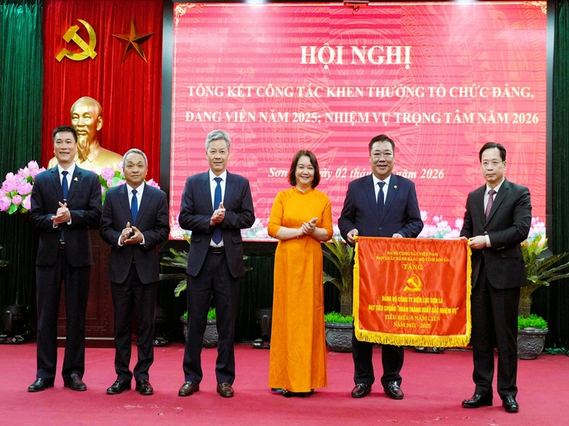 Đồng chí Hoàng Văn Nghiệm, Ủy viên Ban Chấp hành Trung ương Đảng, Bí thư Tỉnh ủy, Trưởng Đoàn đại biểu Quốc hội tỉnh tặng Cờ thi đua xuất sắc cho Đảng bộ Công ty Điện lực Sơn La.