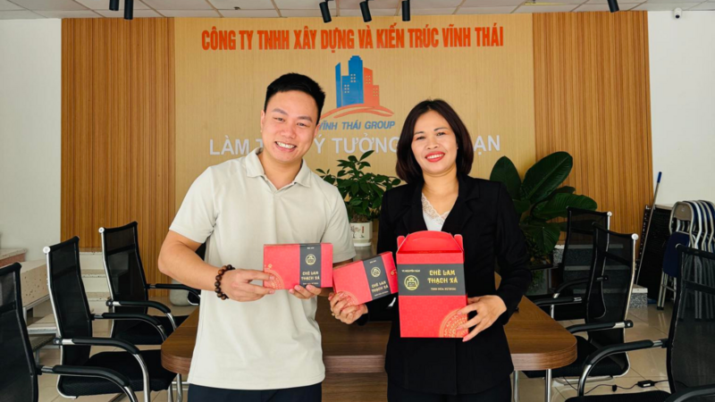 Anh Nam (trái) Founder, CEO thương hiệu chè lam Thạch Xá - tinh hoa xứ Đoài. Ảnh: NVCC